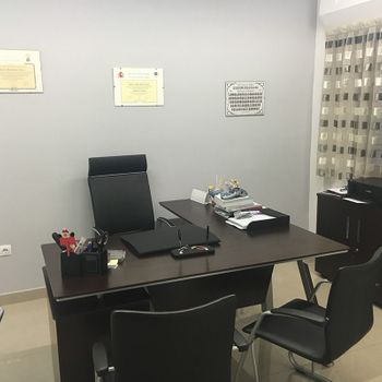 Centro de Logopedia Onubense E.R.A. oficina con sillón negro